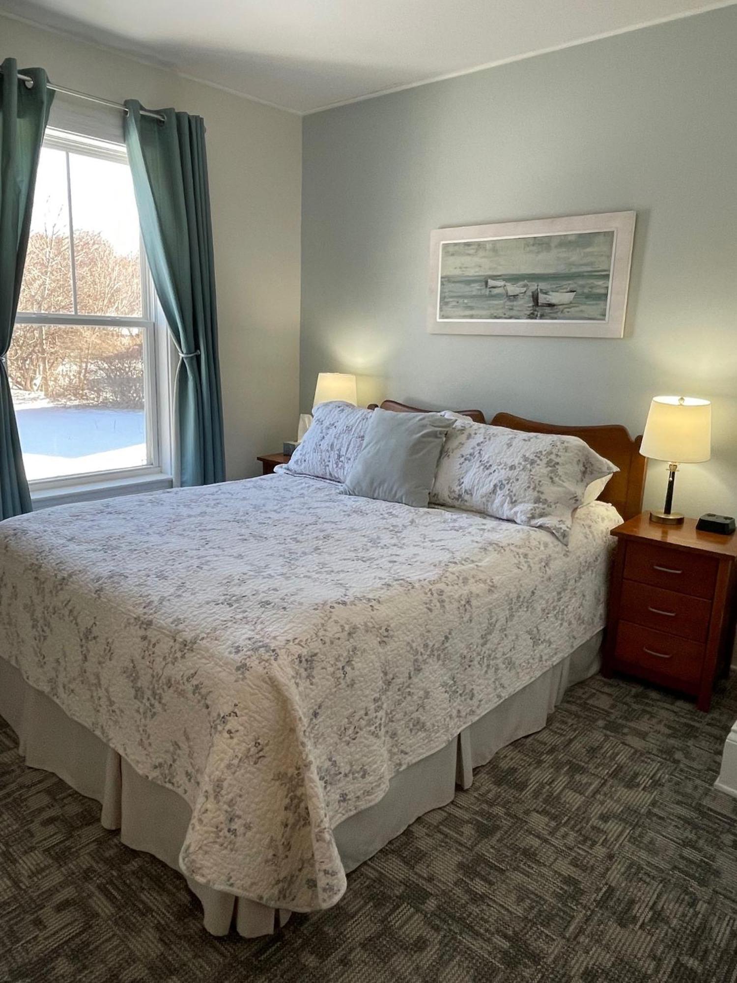 Queen and Twin Room