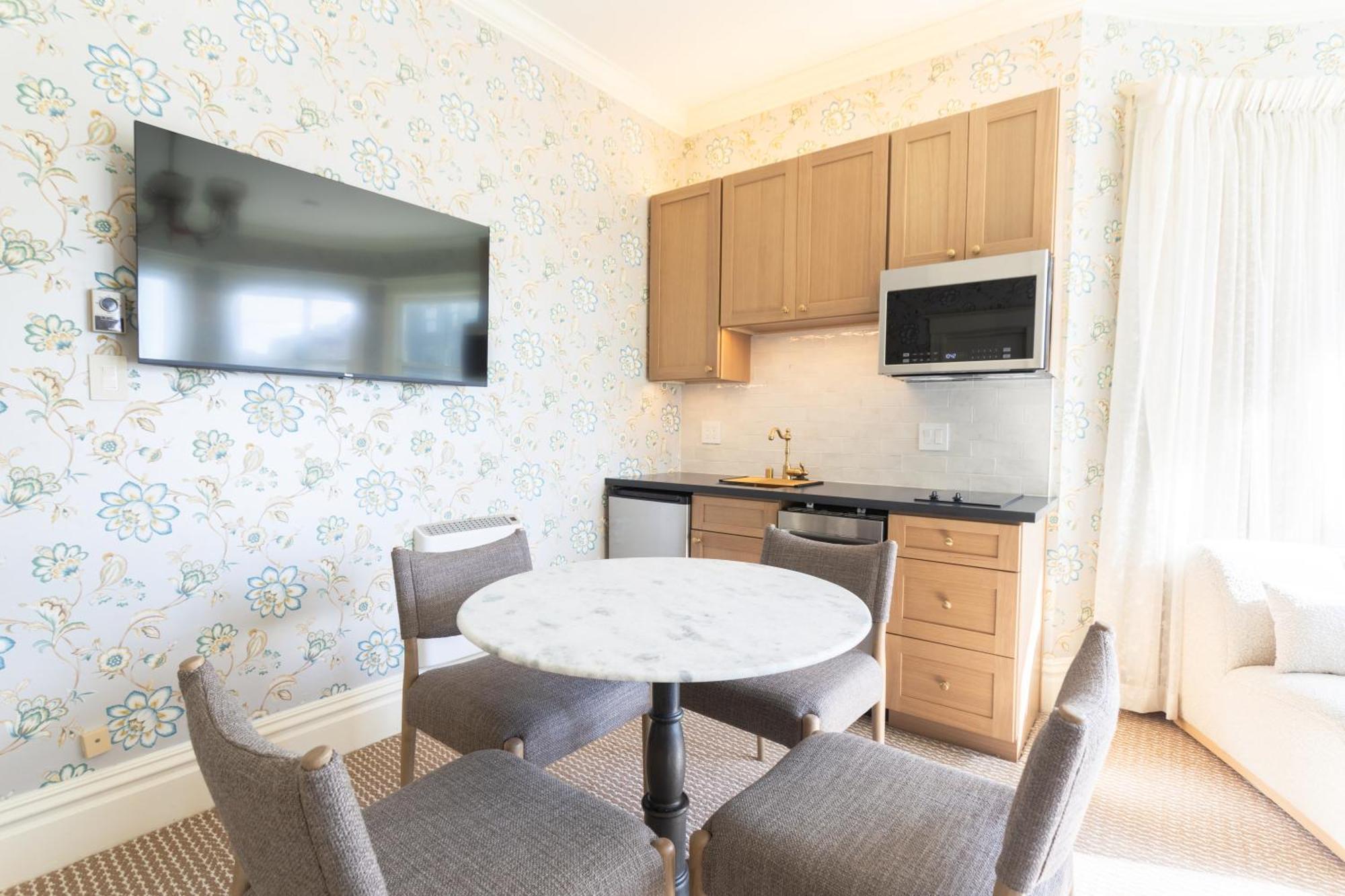 Two-Bedroom Apartment City View