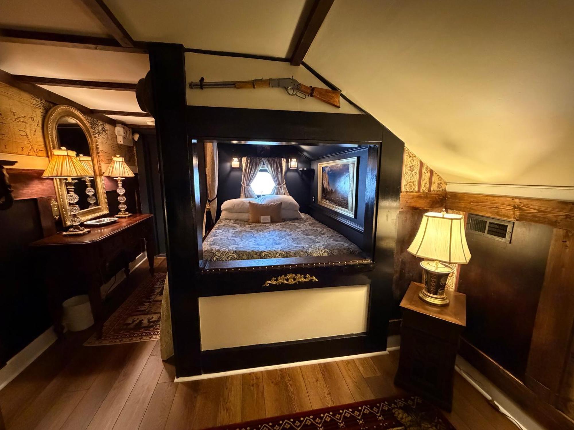 Deluxe Queen Suite
