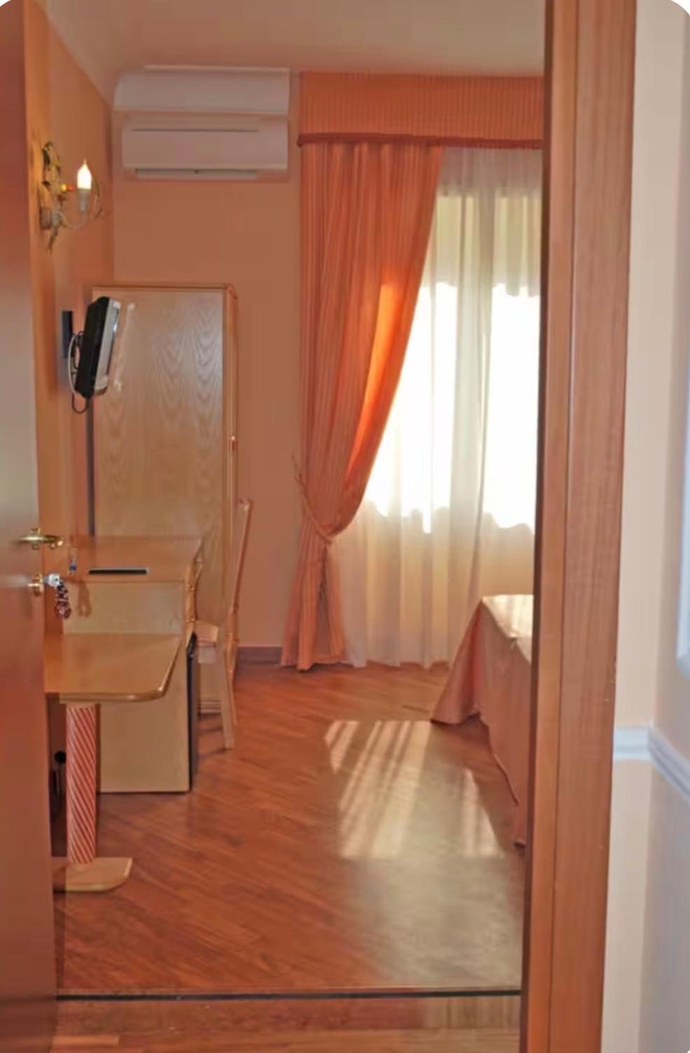 Single Room Private External Bathroom