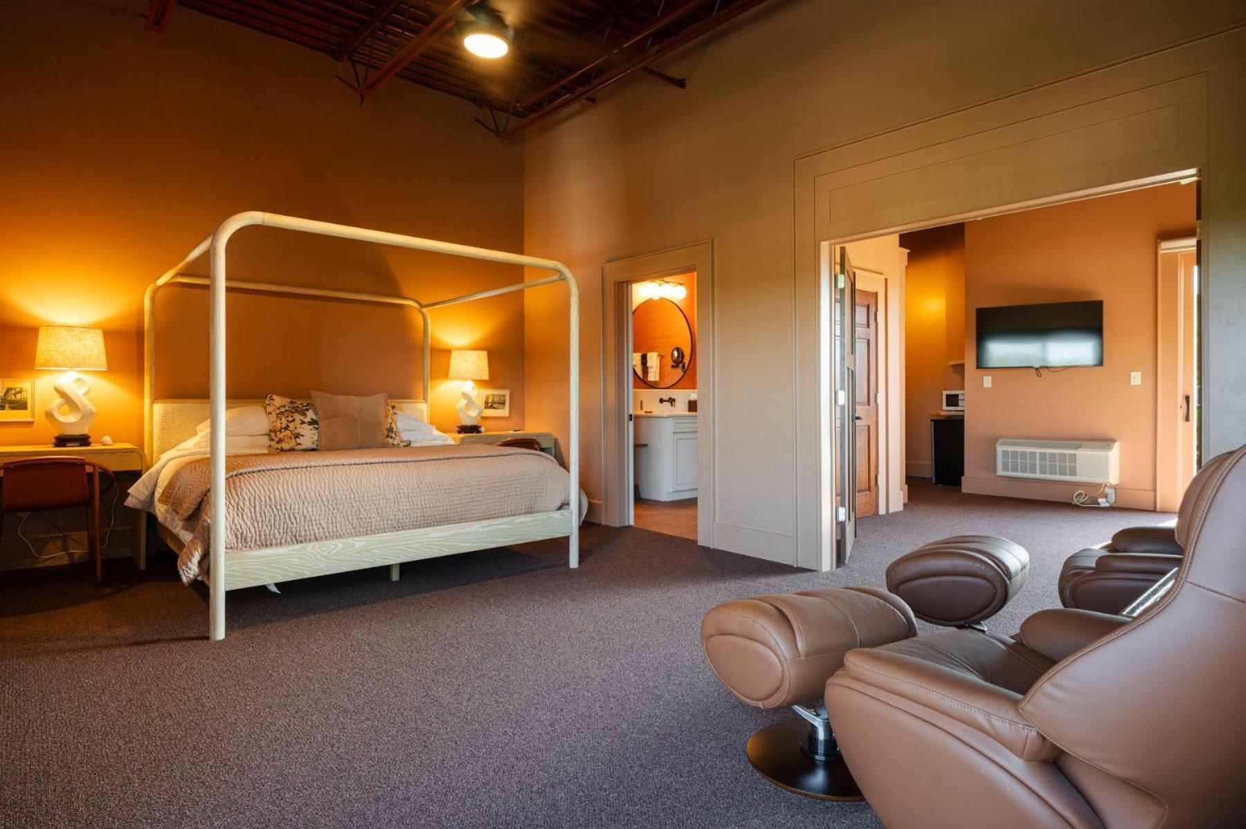 Deluxe King Suite