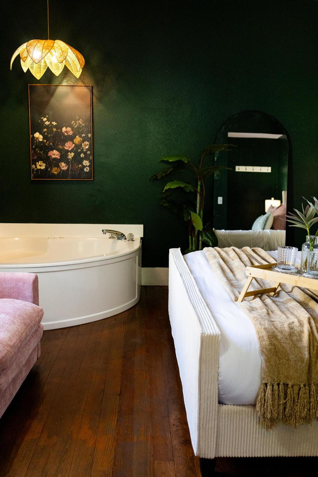 Honeymoon Room Spa Bath
