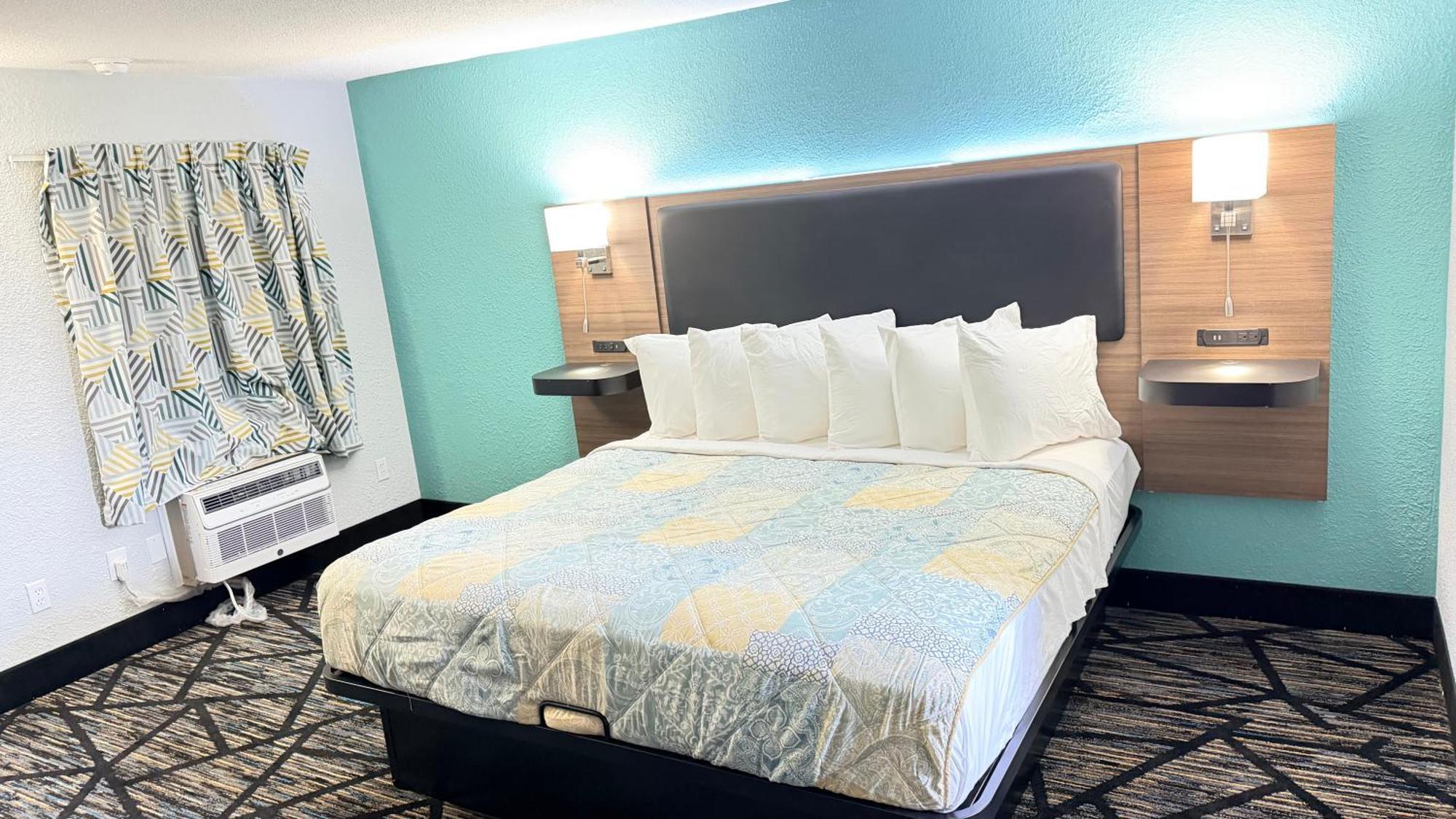 Pine standard room, 1 Queen bed
