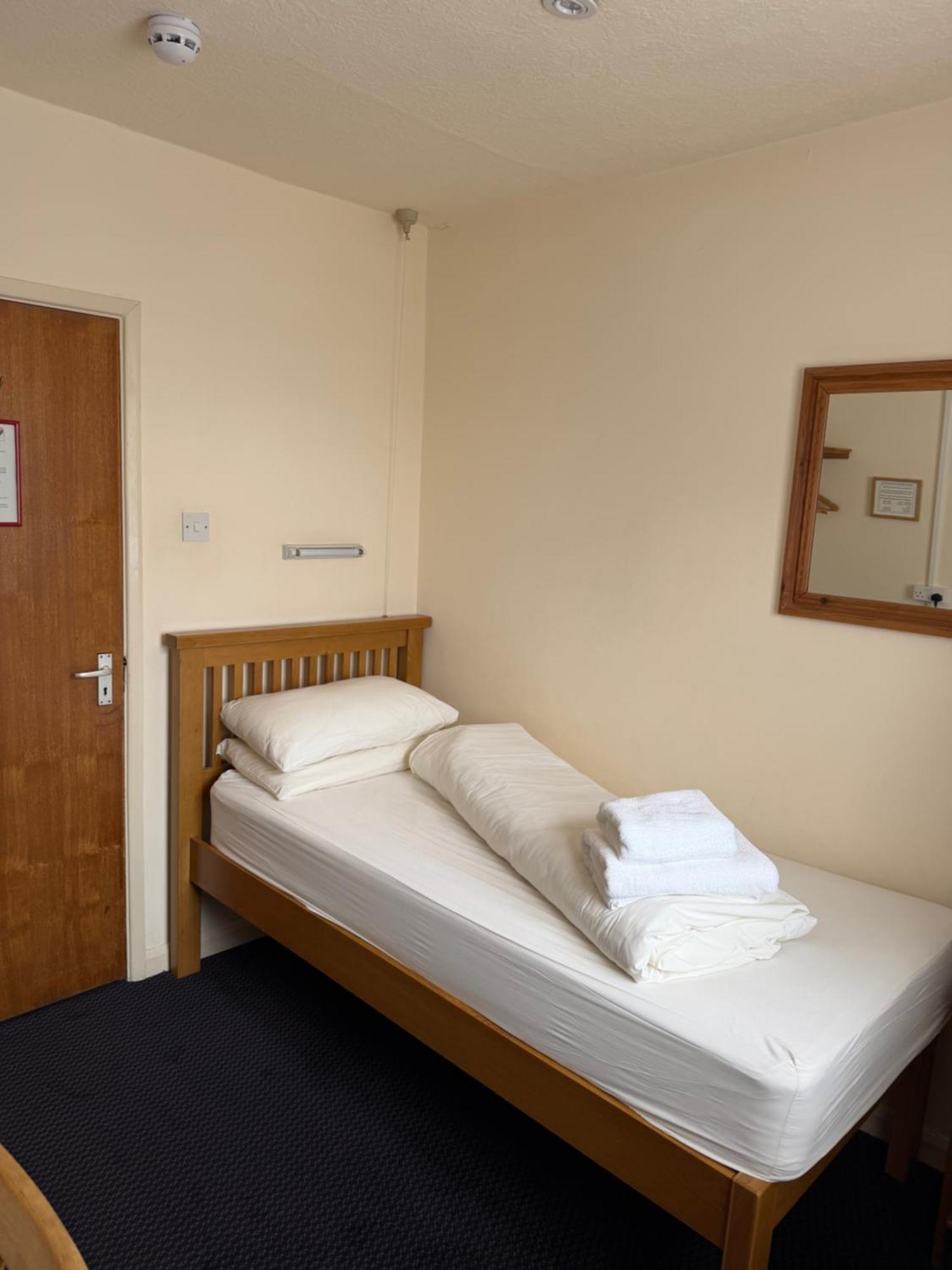 Basic Single Room with Shared Bathroom