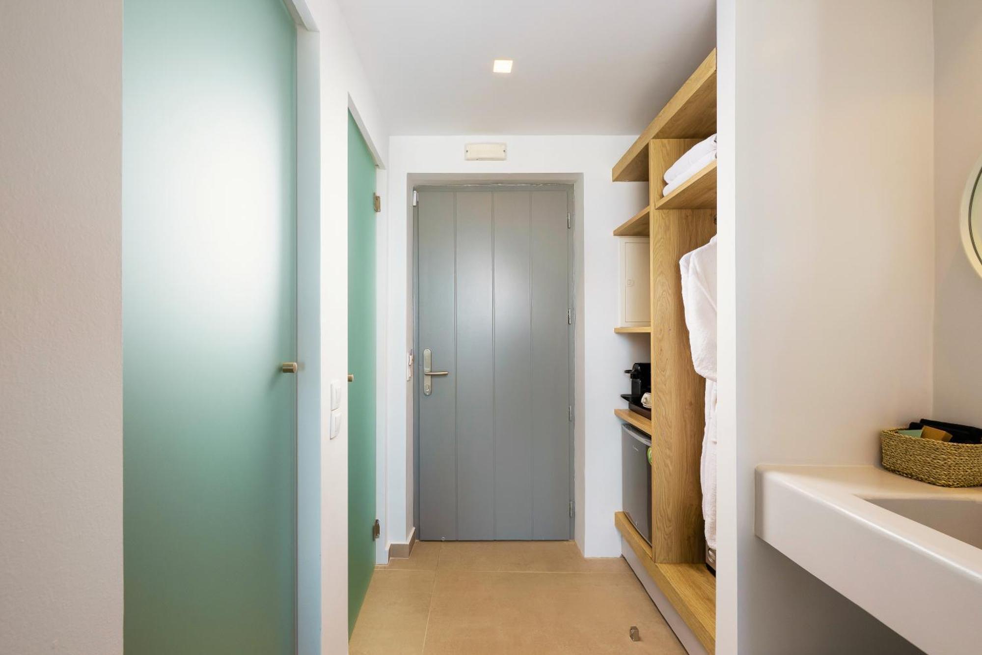 Queen-Size Double Bed Luxury Suite with Private Pool