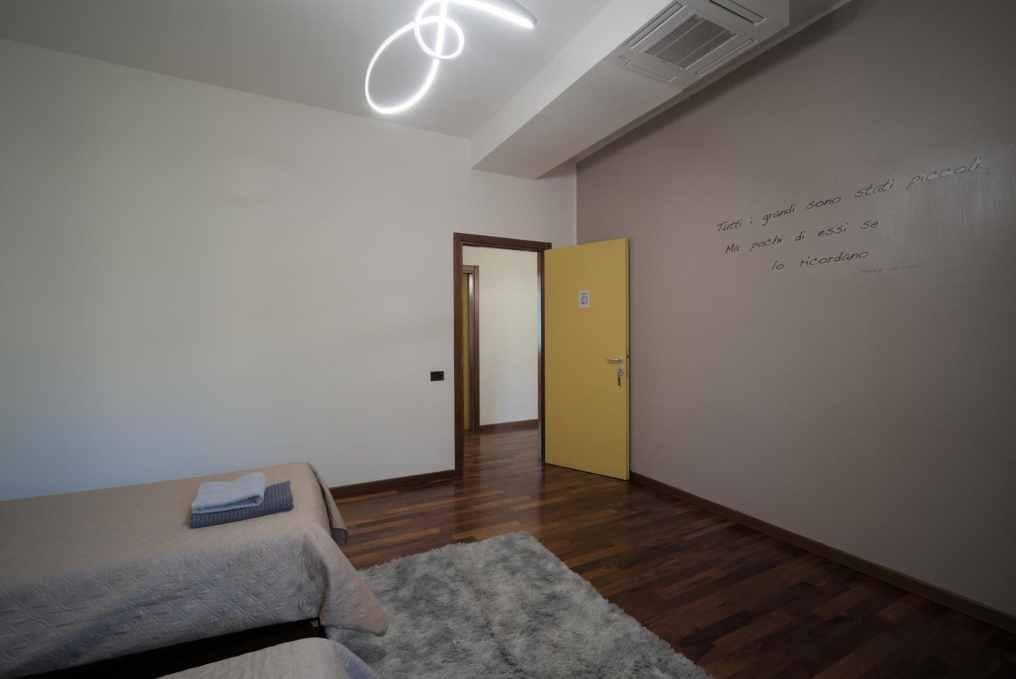 Großes Doppel-/Zweibettzimmer