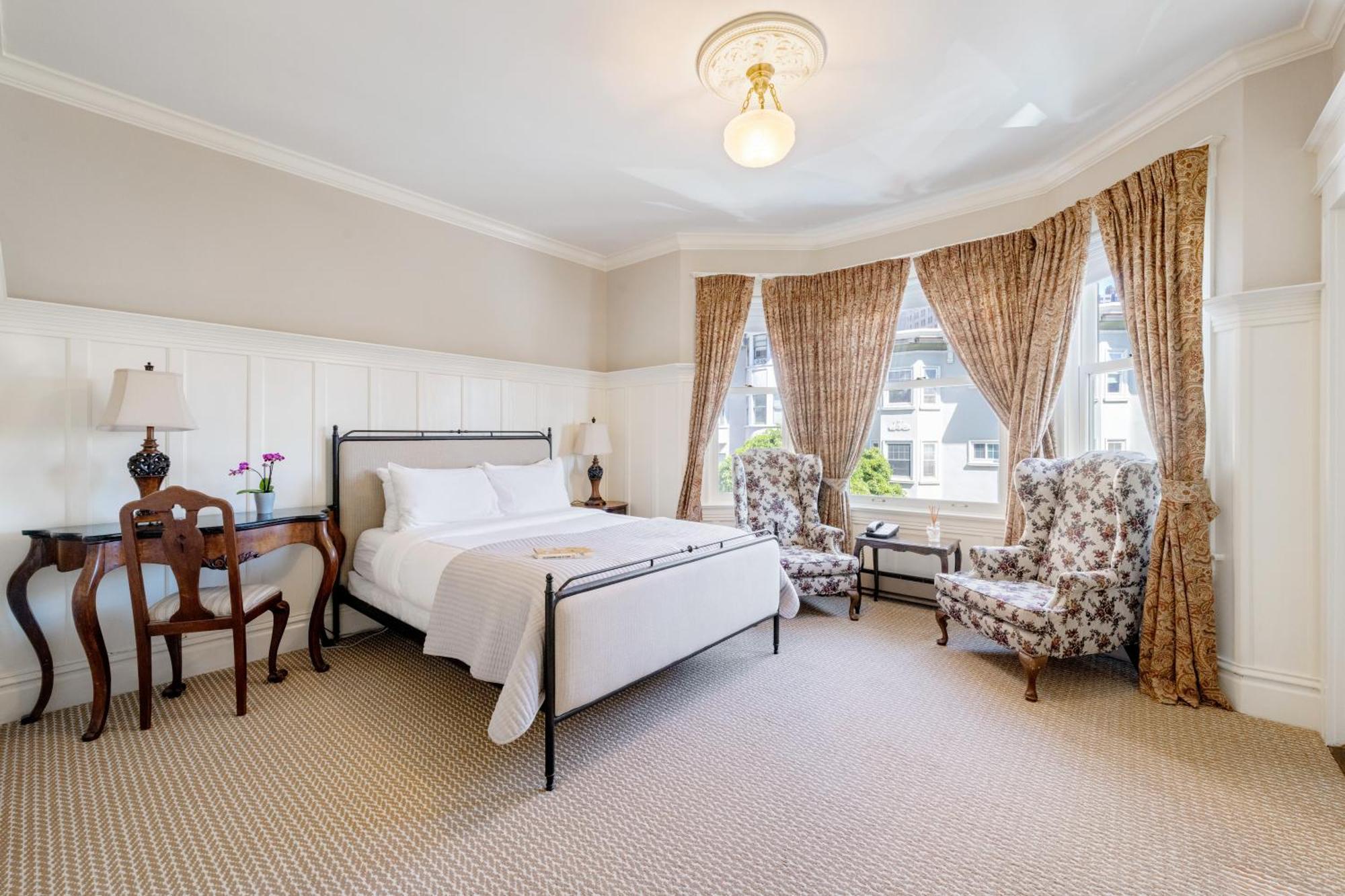 Deluxe Queen Room