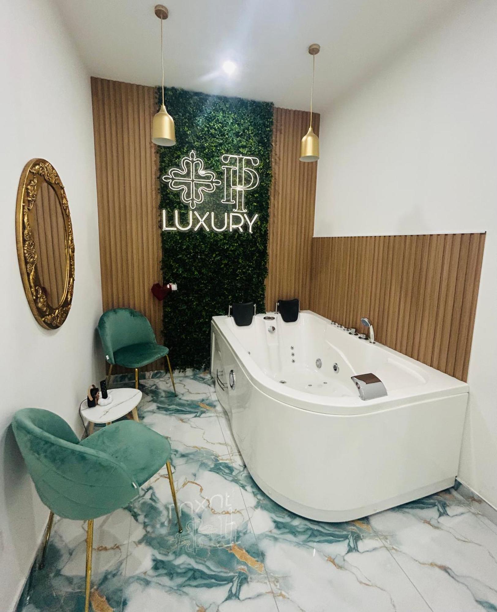 King Room Spa Bath