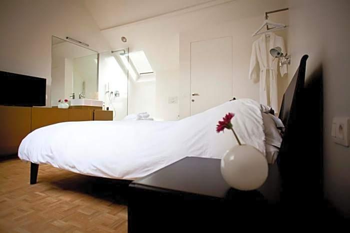 Standard Double Room Shower