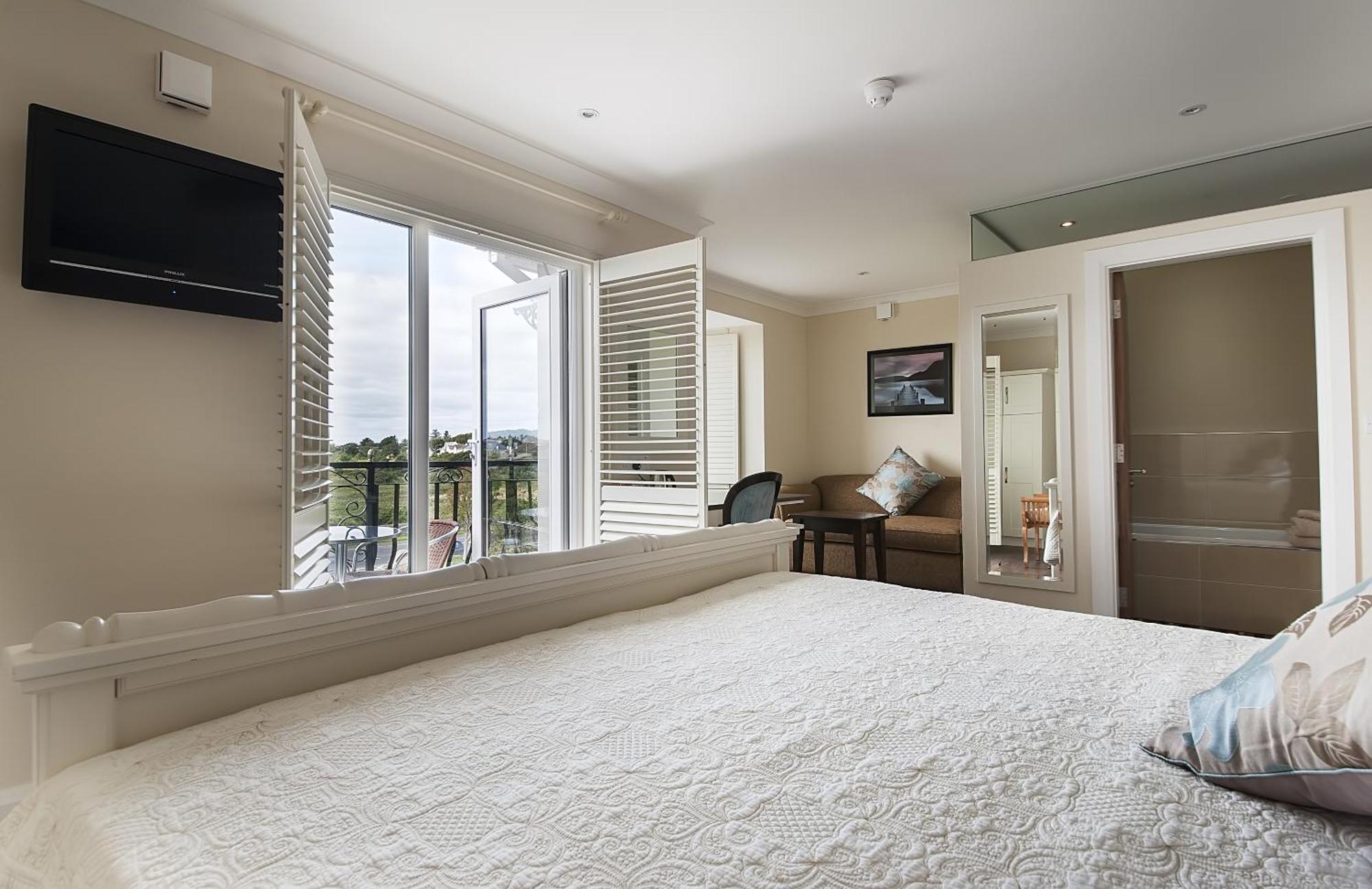 Superior Double Room with Bay View,227011250:JPEG