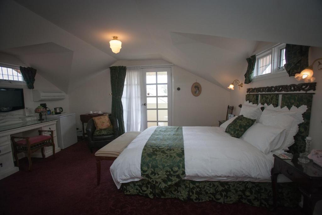 Arbour Queen Room with Spa Bath