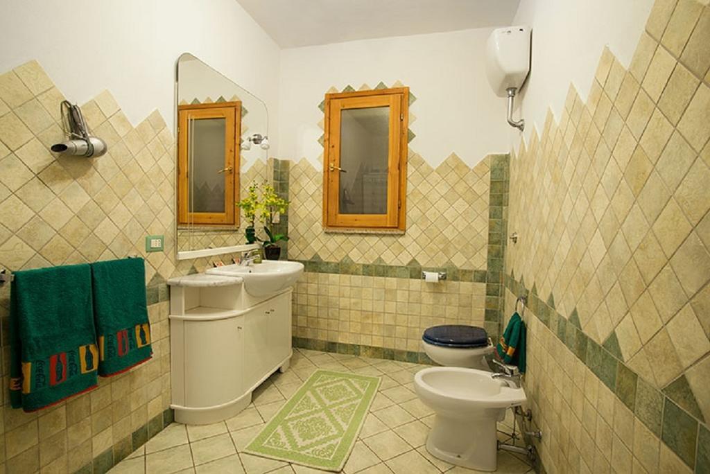 Camera Matrimoniale/Doppia con Letti Singoli con Bagno