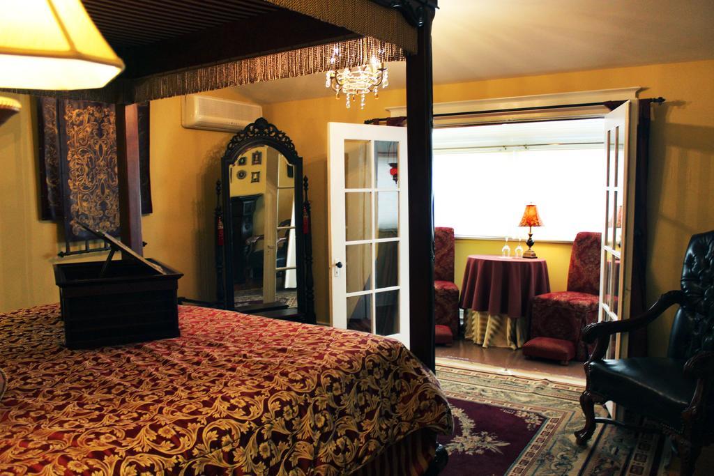 Deluxe King Suite with Spa Bath
