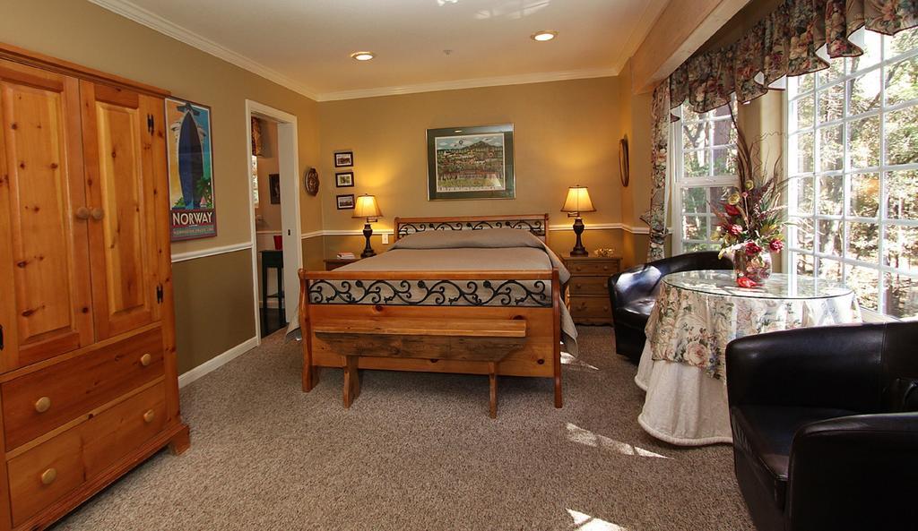 Deluxe Queen Room (Mocha)