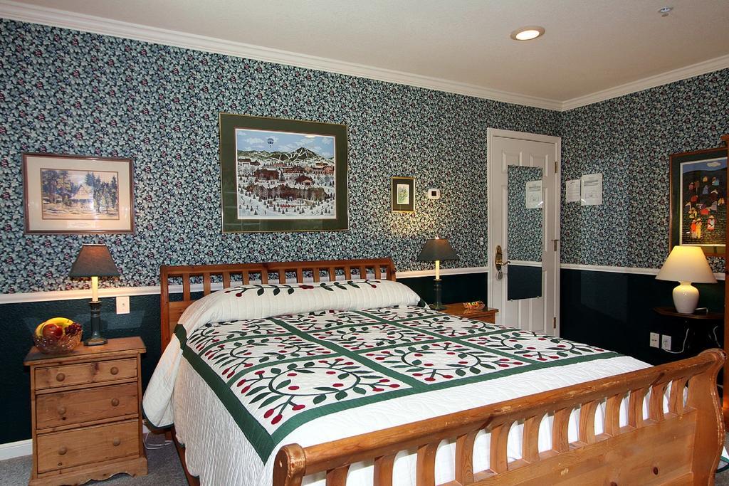 Deluxe Queen Room (Evergreen)