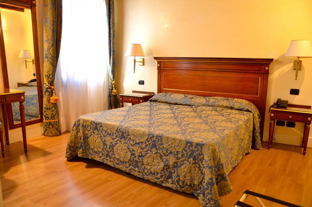 Queen Room with Canal View