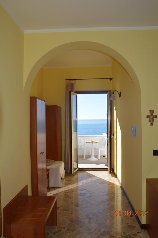 Double or Twin Room Sea View