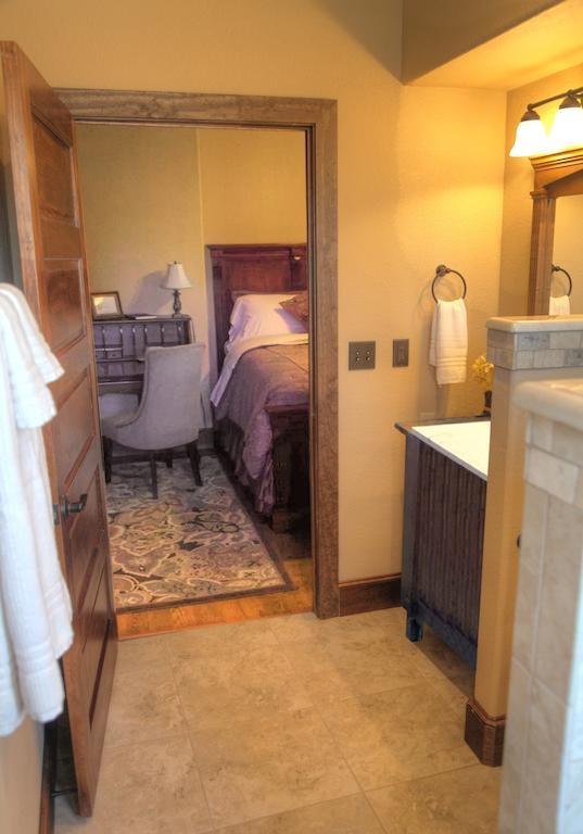 Deluxe Queen Room with Two Queen Beds - Non-Smoking