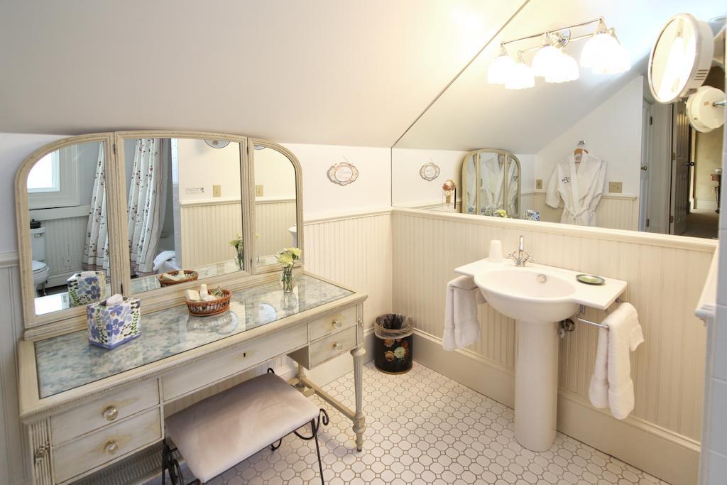 Queen Suite with Spa Bath - 5