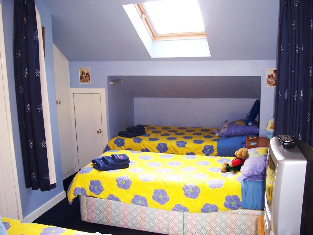 Quadruple Family Room,27990671:JPEG