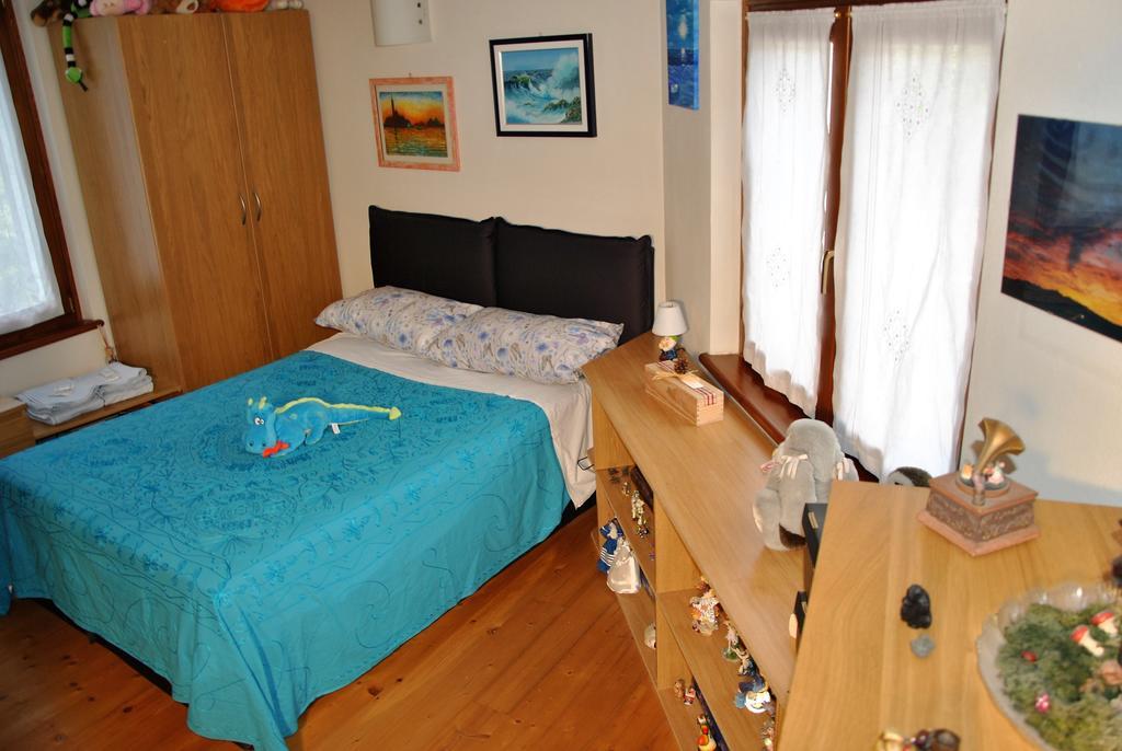 Camera Matrimoniale con Letto a Una Piazza e Mezza e Bagno in Comune