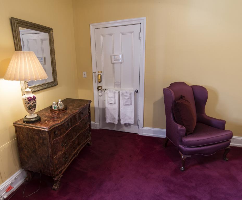 Queen Room #1,1769837010:JPEG