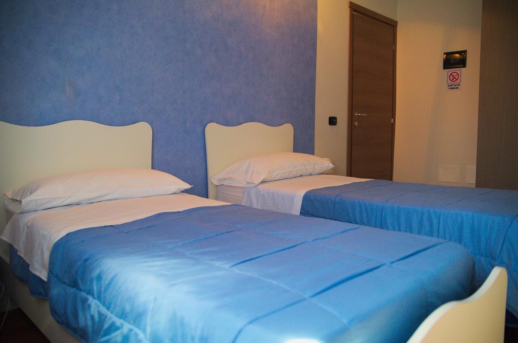 Twin/Double Room with Private External Bathroom,393798342:JPEG