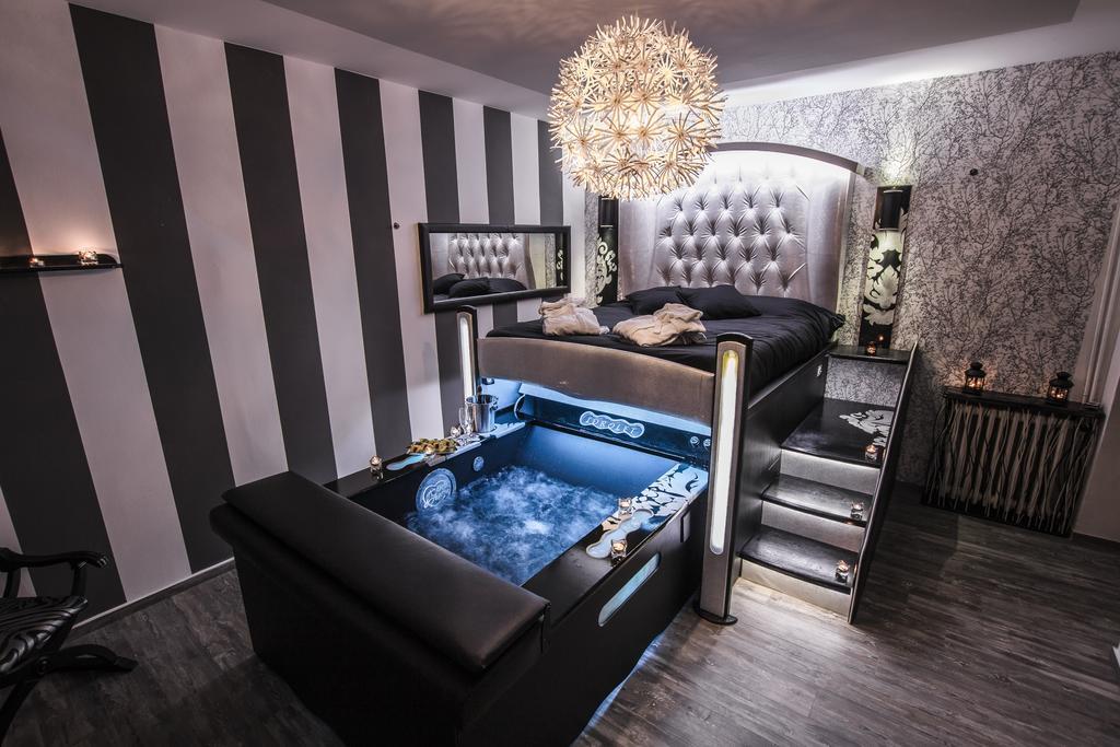Deluxe Suite Spa Bath