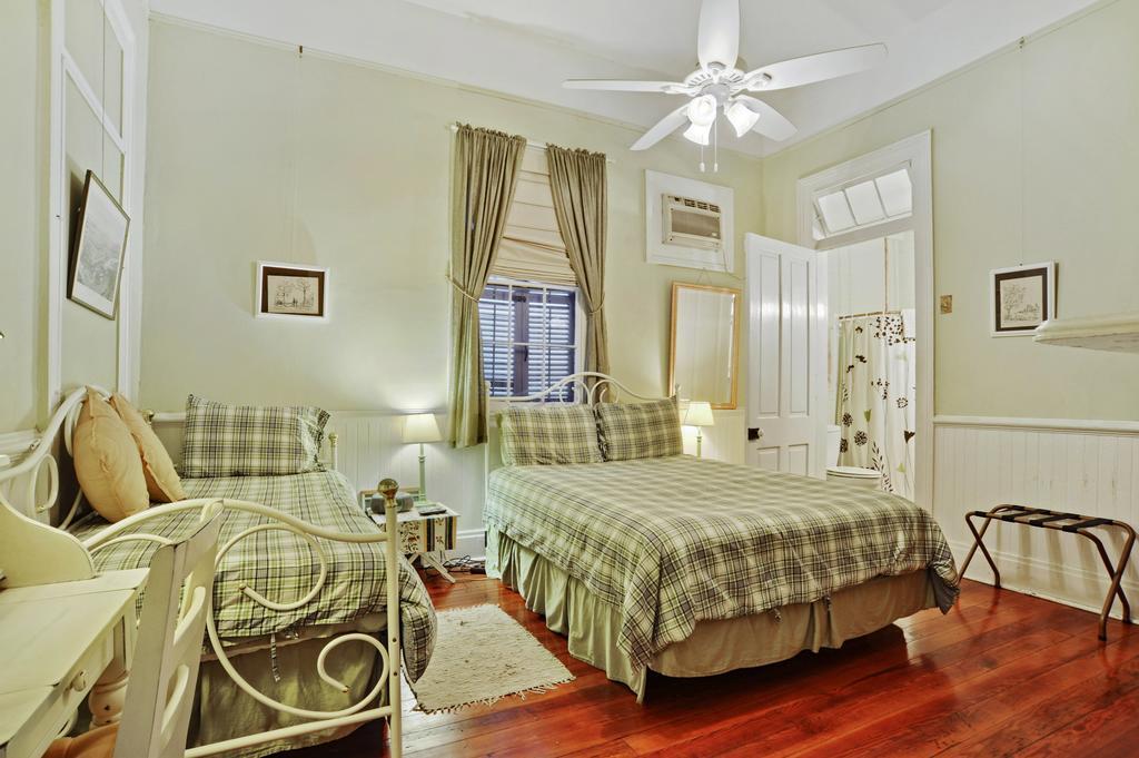 Room Queen Single Bed Stall Shower