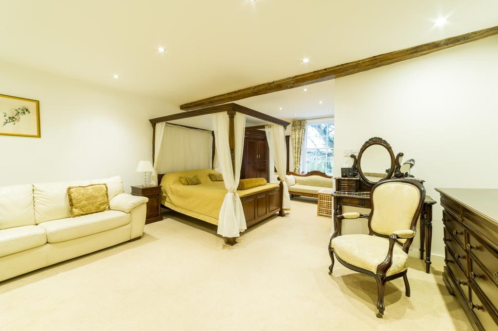 Four Poster King Room with luxury en-suite with spa bath and large walk in shower