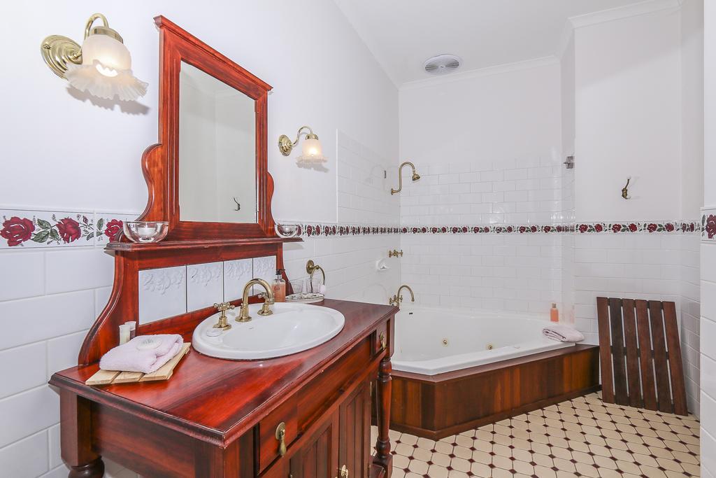 The Rose King Suite with Spa Bath