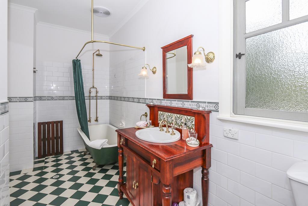 The Green King Suite with Clawfoot Bath