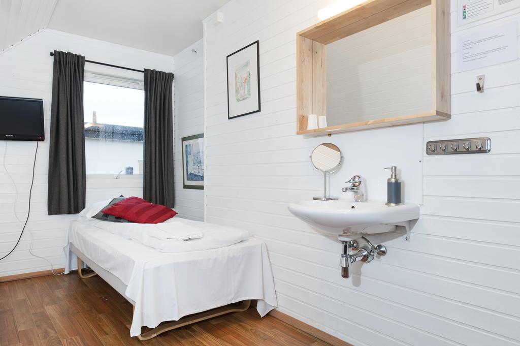 Budget Single Room with Shared Bathroom