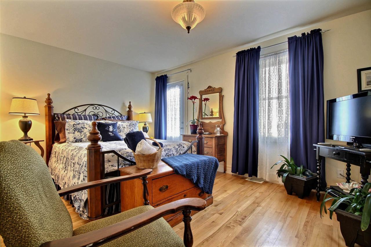 Queen Room with Shared Bathroom