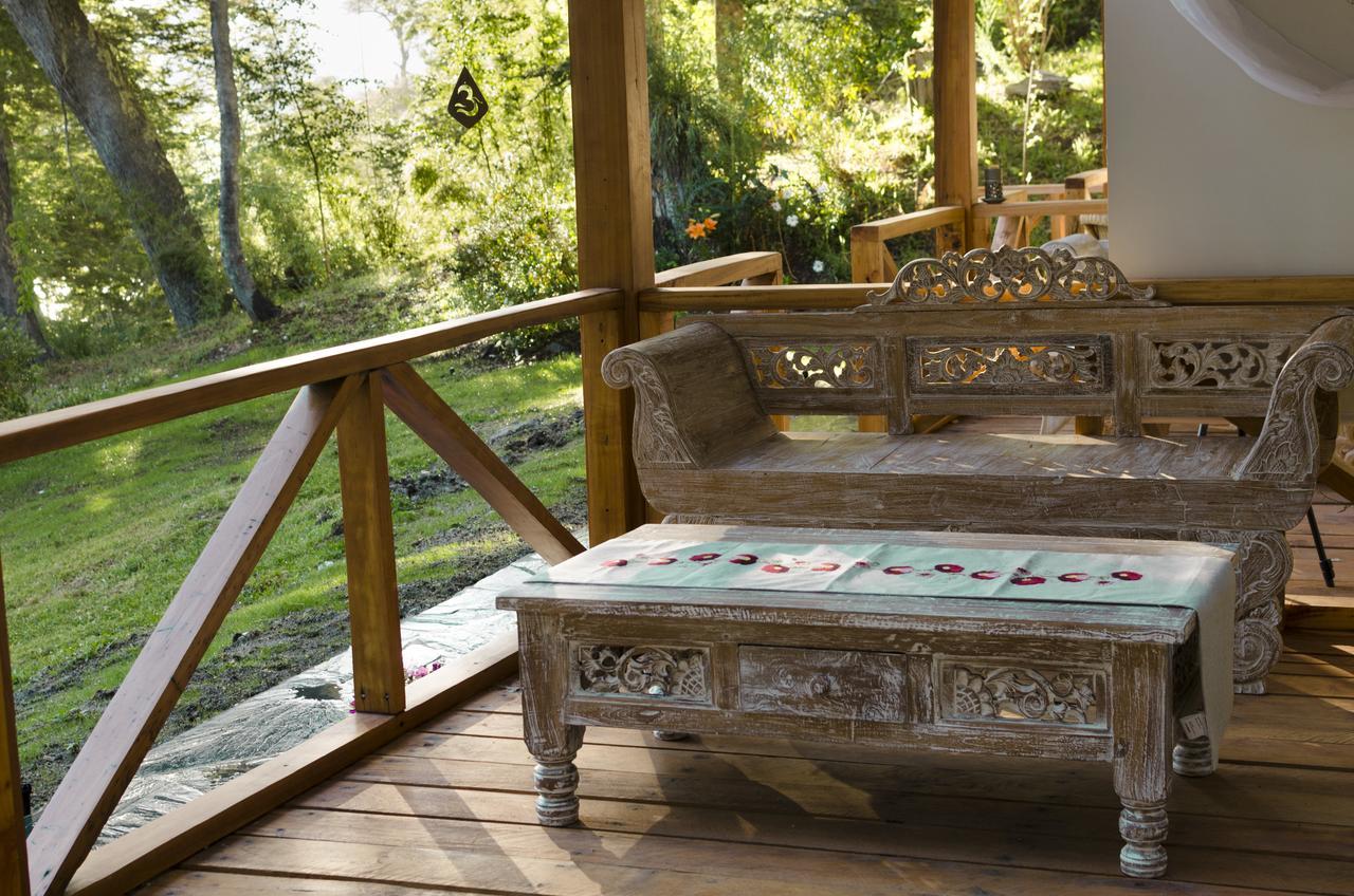 Habitación con cama extragrande y vistas al lago