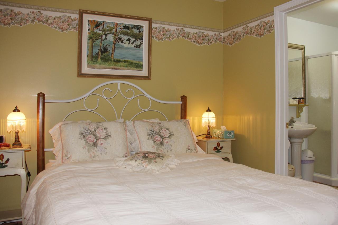 Queen Room with Private Bathroom,591004977:JPEG