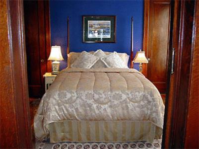 Queen Room with Whirlpool