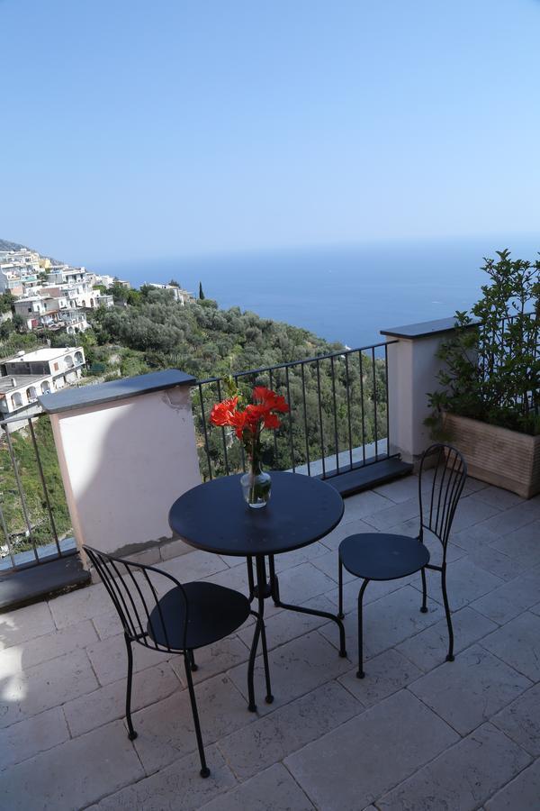 Camera Matrimoniale con Balcone e Vista Mare