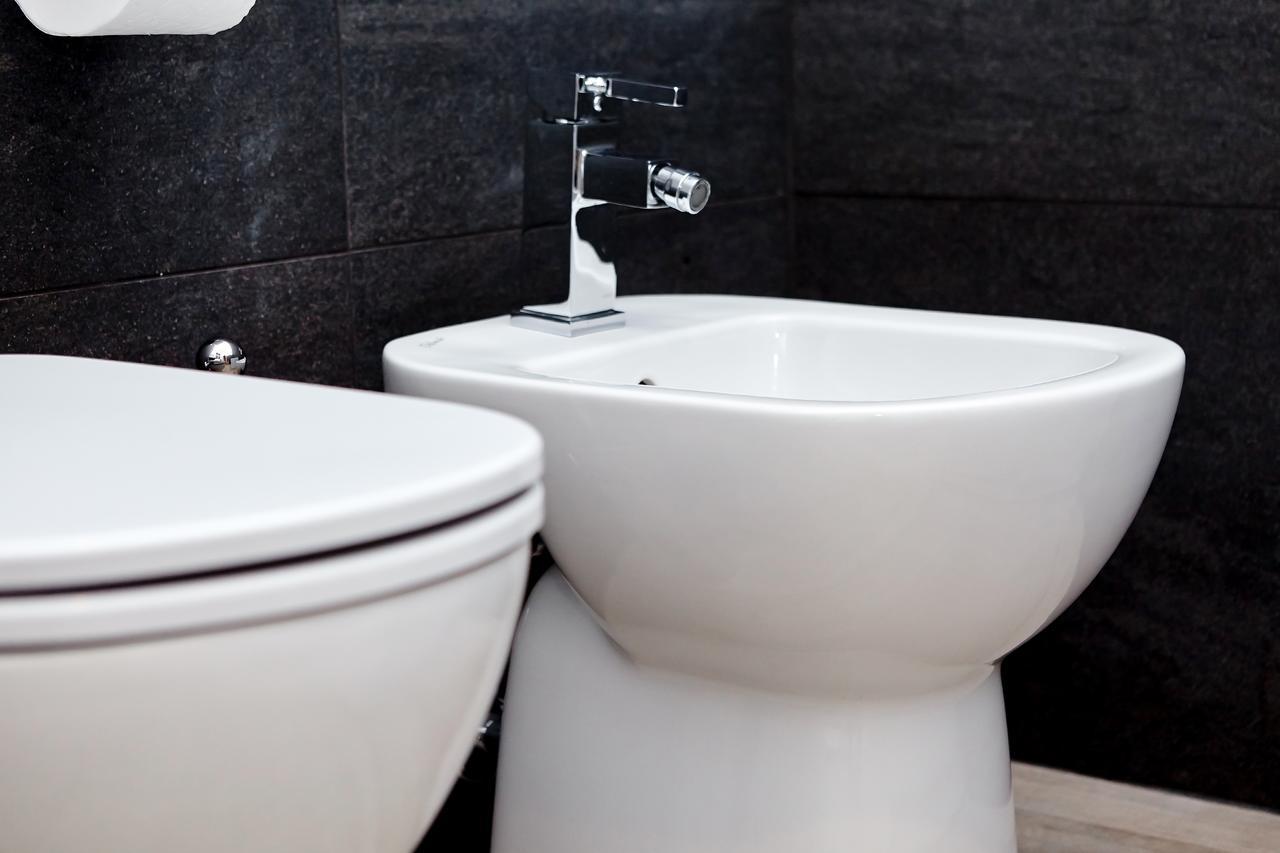 Zimmer mit Queensize-Bett und Whirlpool-Badewanne
