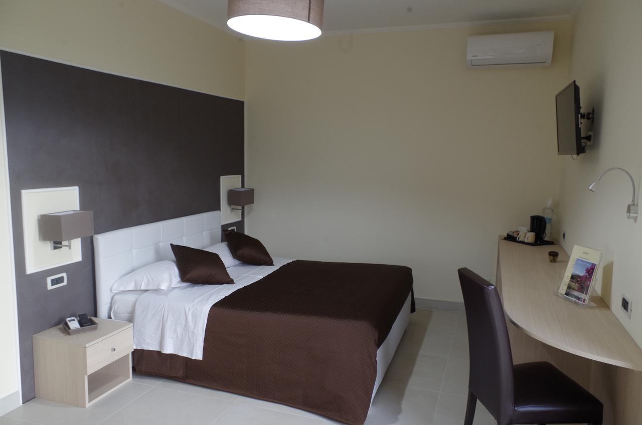 Deluxe Double Room,644359884:JPEG