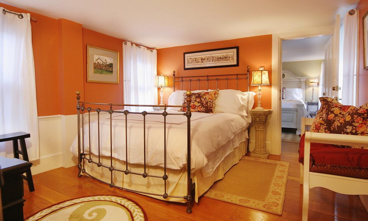 Queen Room with Private Bathroom