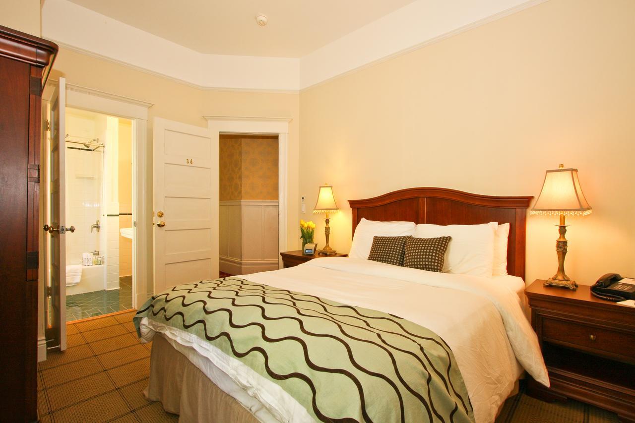Zimmer mit Queensize-Bett und eigenem Bad