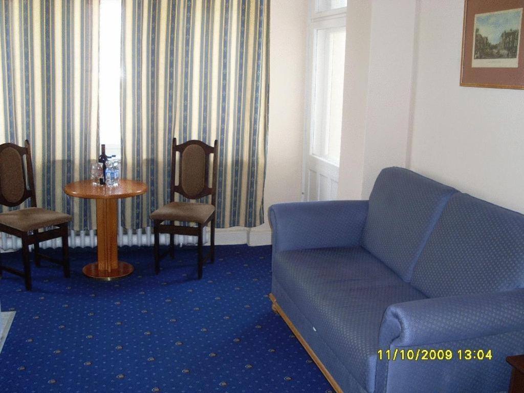 Family Room (5 Adults)