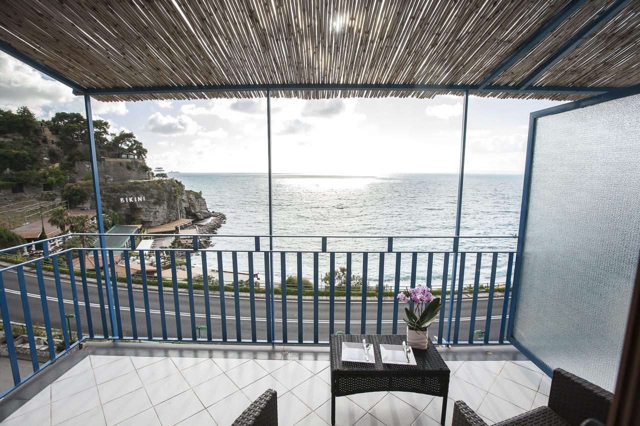 Camera Matrimoniale con Balcone e Vista Mare