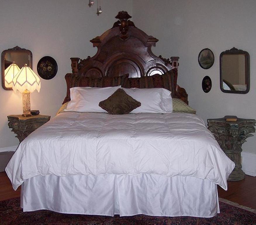 Victorian/Honeymoon King Suite