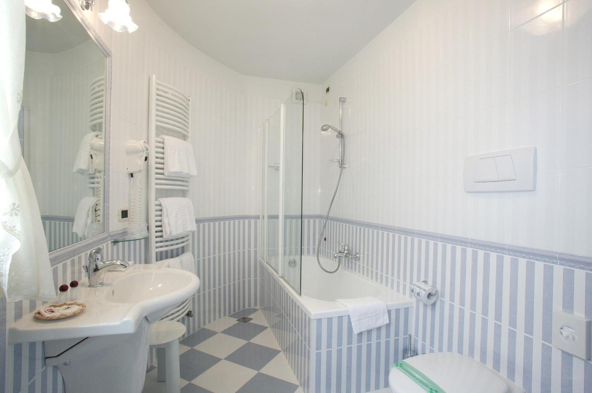 Double or Twin Room Private Bathroom