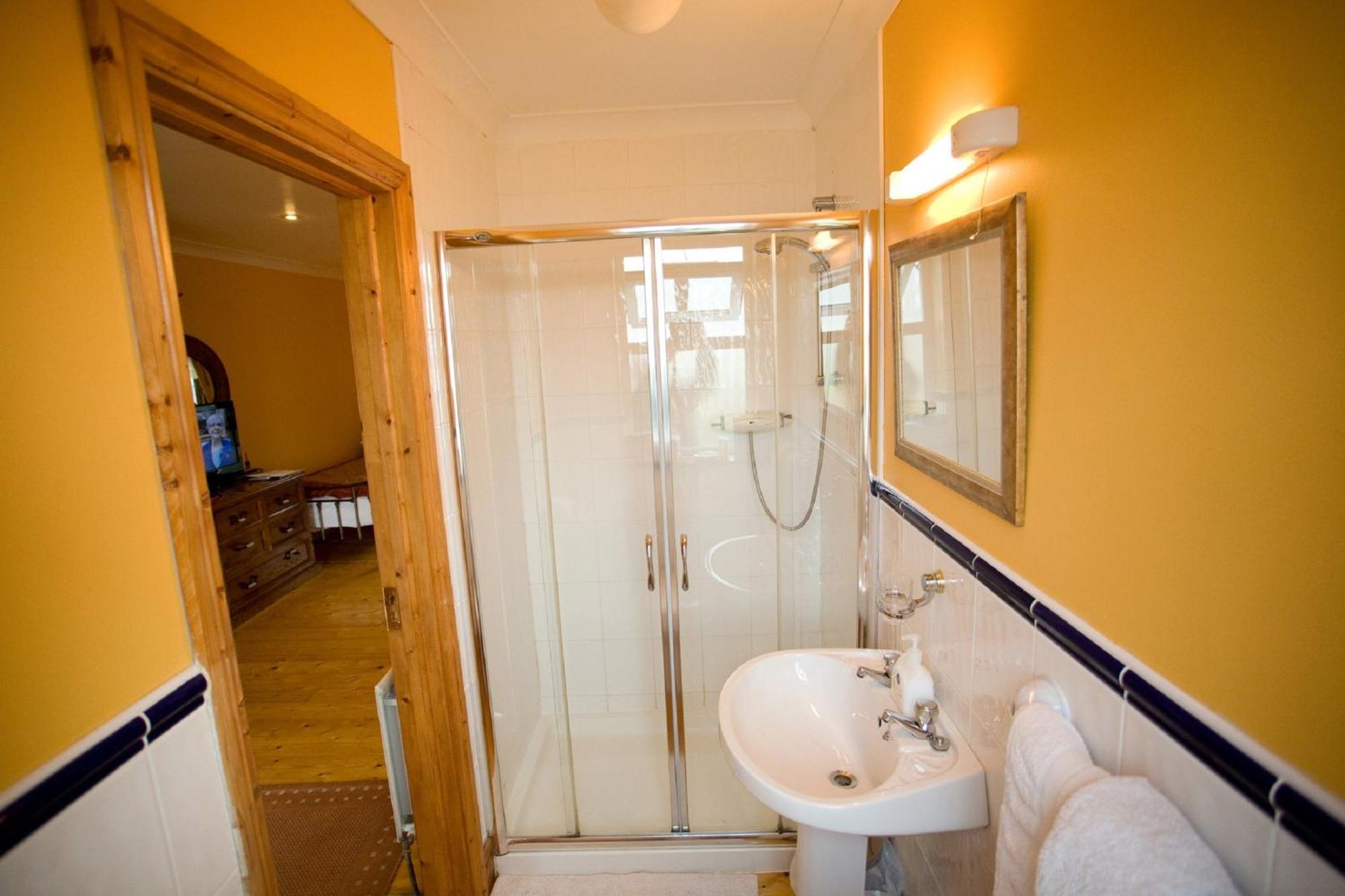 Family Room (4 Adults),682716696:JPEG