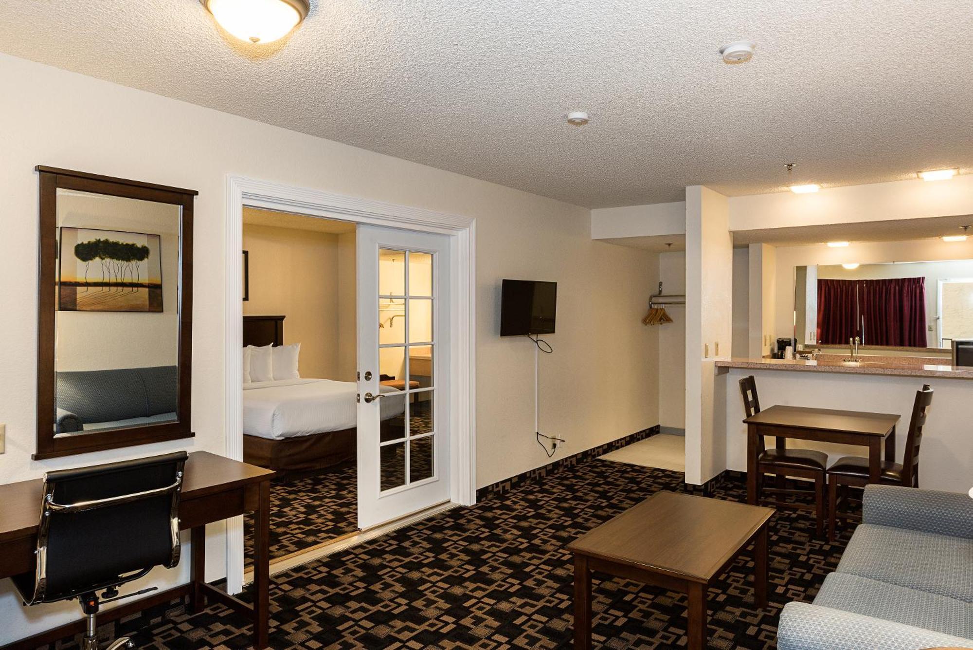 Queen Suite with Two Queen Beds - Non-Smoking