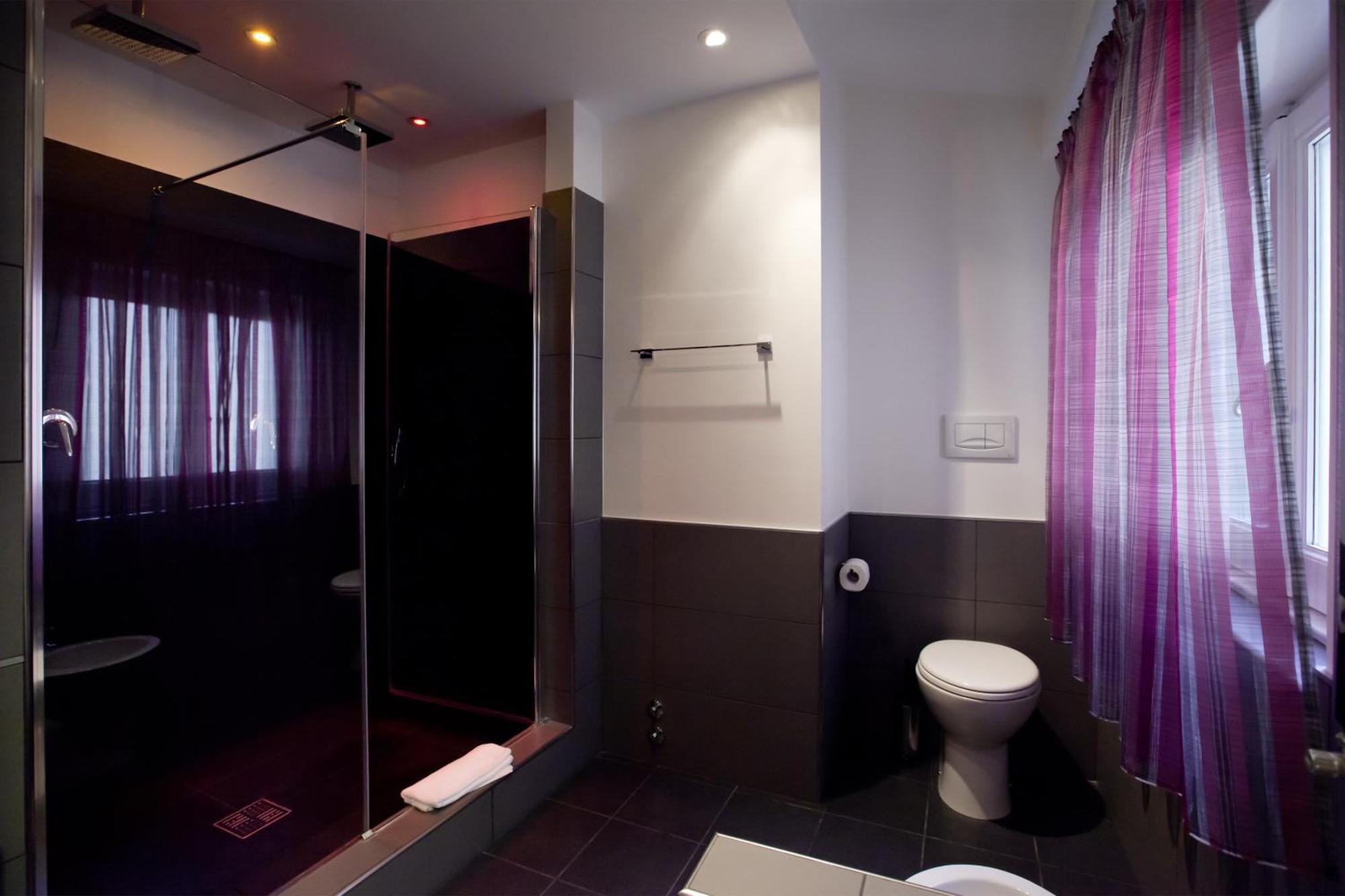 Deluxe Double Room,700374391:JPEG