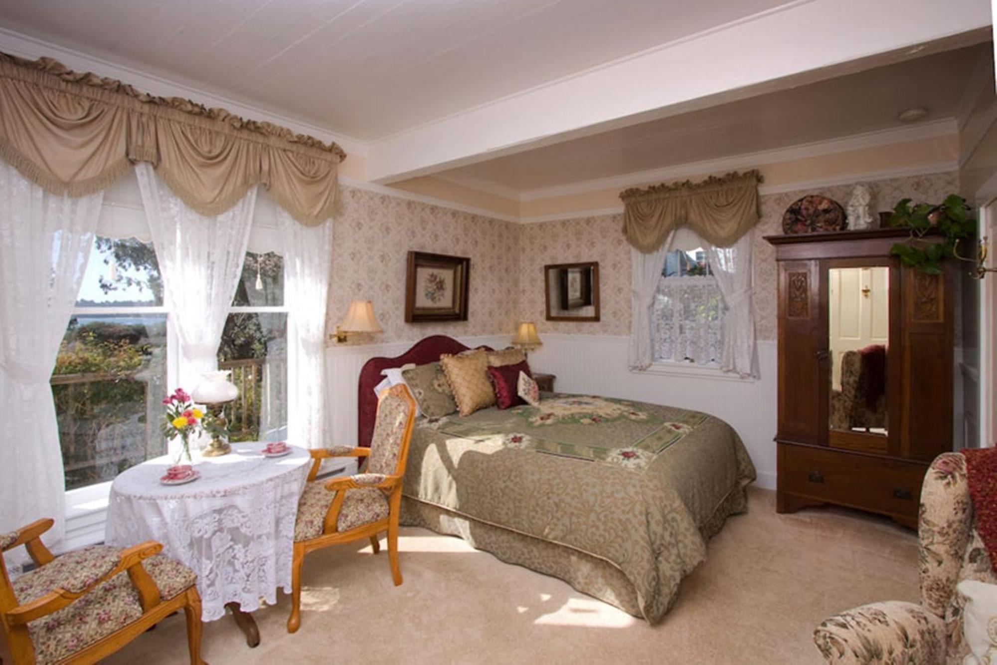 Patricia Stofle Room Deluxe Queen